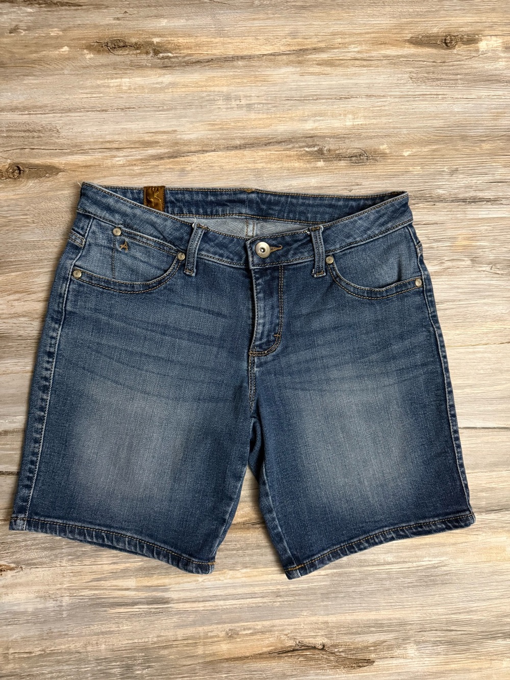 Aura Wrangler Bermuda Jean Shorts Women’s 6 Dark Blue Stretch